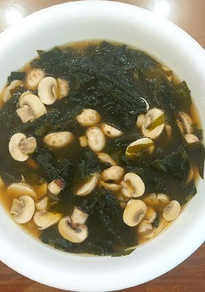 Hình của món Canh miso rong biển, nấm mỡ.
