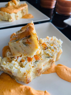 Una foto de Pastel templado de patata y bacalao, con crema suave de tomate
