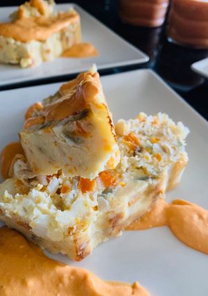 Una foto de Pastel templado de patata y bacalao, con crema suave de tomate