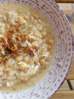 Una foto de Sopa de cebolla con garbanzos, jamón y huevo