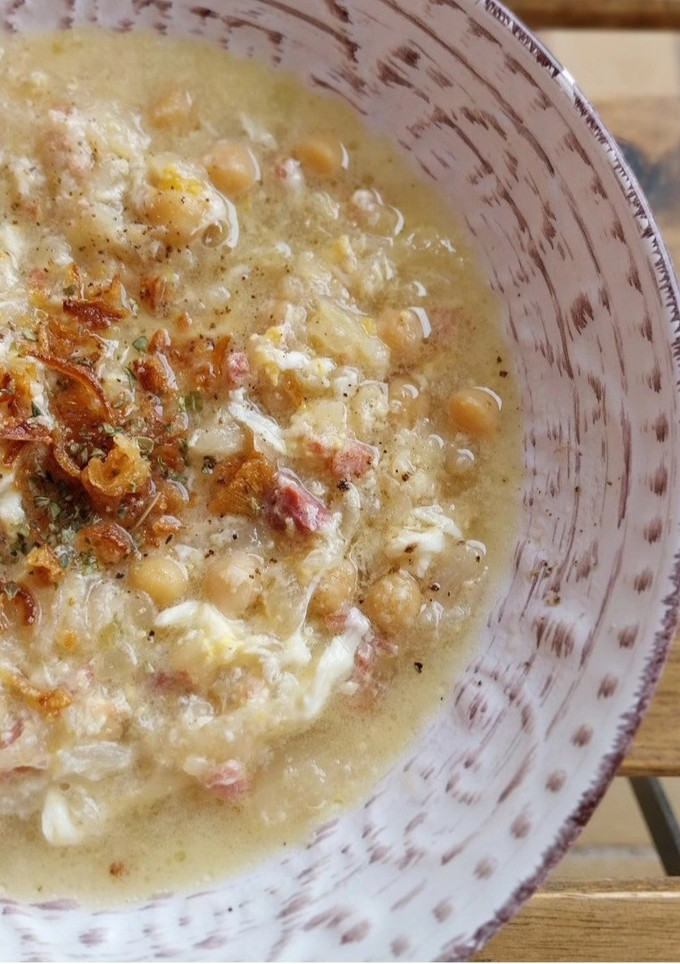 Una foto de Sopa de cebolla con garbanzos, jamón y huevo