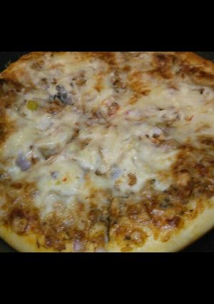 A picture of Chicken Malai Tikka Pizza.