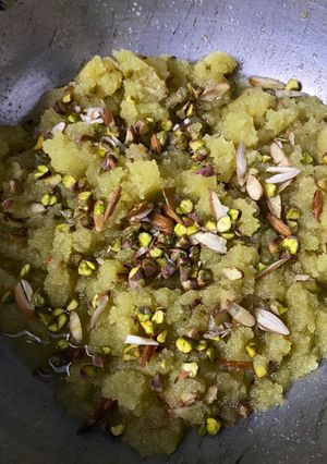 A picture of Suji danedar halwa.