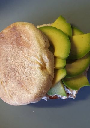 Une photo de Muffin thon avocat