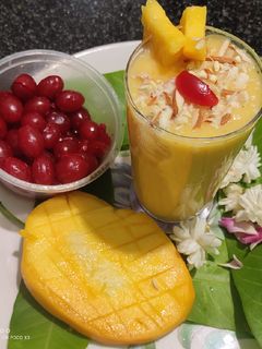 मँगो मिल्कशेक (mango milkshake recipe in marathi) रेसिपी चे मुख्य फोटो