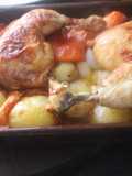 Pollo al horno con patatas, tomate, cebolletas y ajo