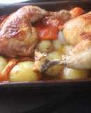 Pollo al horno con patatas, tomate, cebolletas y ajo