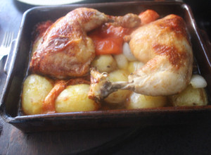 Foto principal de Pollo al horno con patatas, tomate, cebolletas y ajo