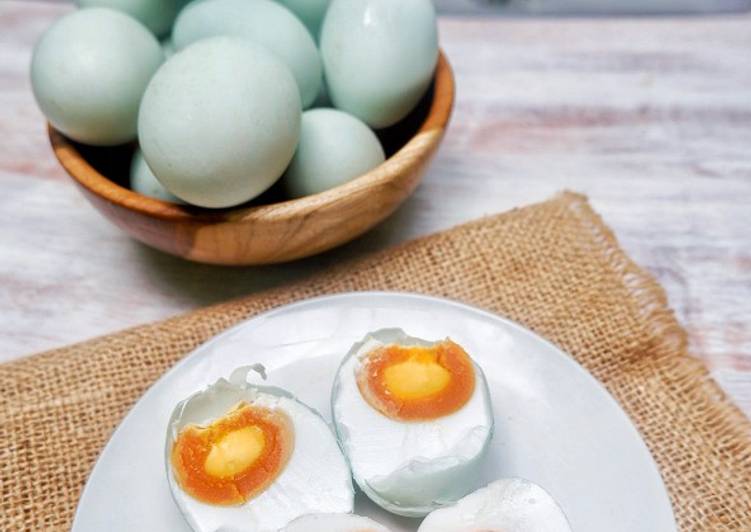 makanan Telur asin homemade yang Lezat