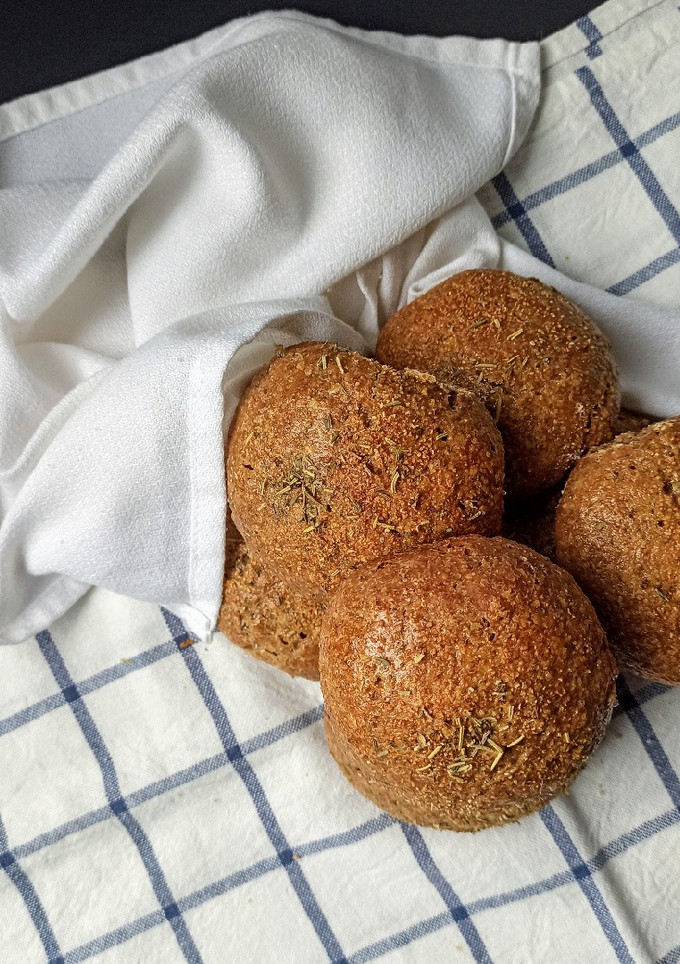 Una foto de Pan de ajo integral con masa madre