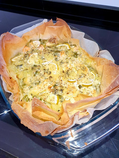 Una foto de Pastel de salmón y espárragos con masa filo