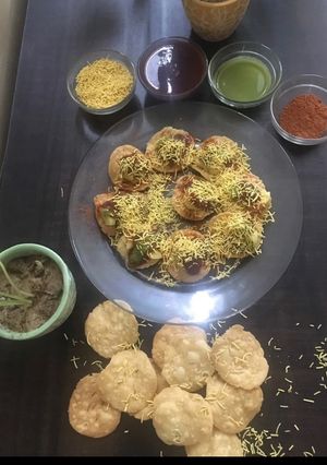 A picture of Papdi aloo chaat.