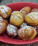 BuĂąuelos de masa madre rellenos con crema pastelera