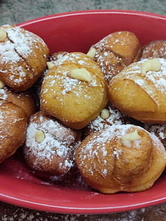 Una foto de Buñuelos de masa madre rellenos con crema pastelera