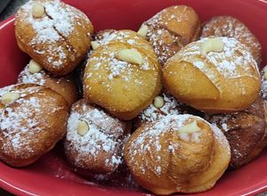 Foto principal de Buñuelos de masa madre rellenos con crema pastelera