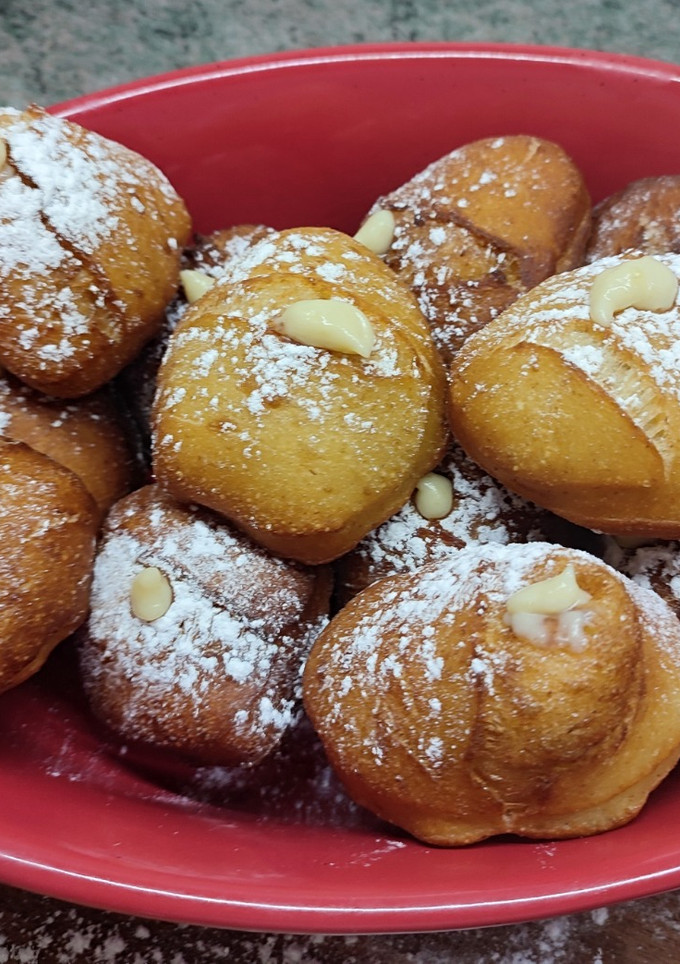 Una foto de Buñuelos de masa madre rellenos con crema pastelera