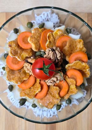Una foto de Ensalada de tortilla francesa, palmitos, zanahoria, nueces, alcaparras y semillas de calabaza 🥗