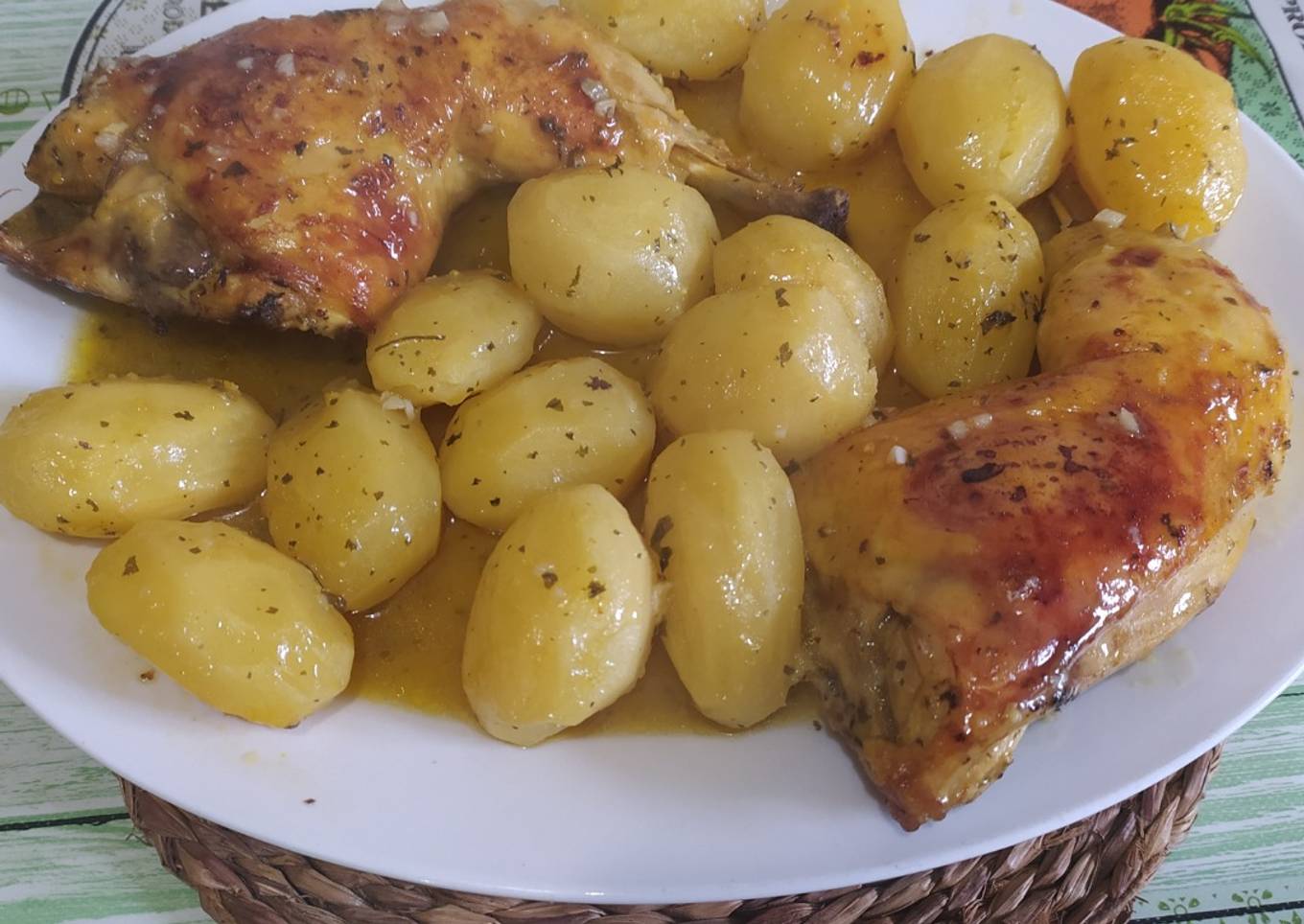 Muslos de pollo a la naranja con patatas asadas