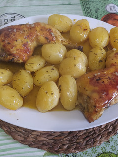 Una foto de Muslos de pollo a la naranja con patatas asadas