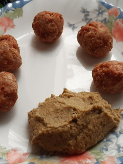 Una foto de Albóndigas en airfryer con dip de garbanzos y puerro