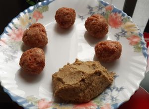 Foto principal de Albóndigas en airfryer con dip de garbanzos y puerro