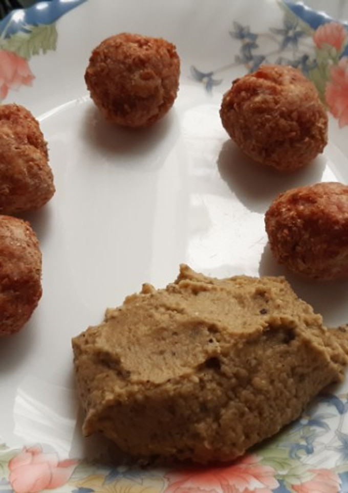 Una foto de Albóndigas en airfryer con dip de garbanzos y puerro