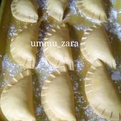 A picture of How to use meat pie cutter.