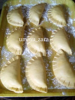 A picture of How to use meat pie cutter.