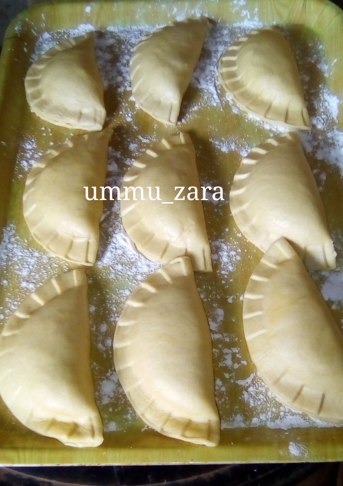 A picture of How to use meat pie cutter.