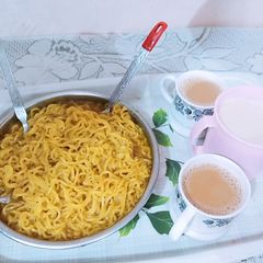 A picture of Masala maggi with ginger tea.