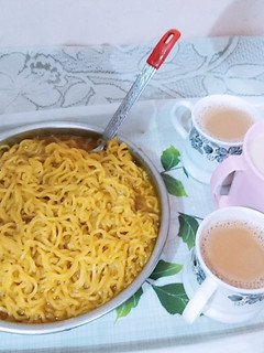 A picture of Masala maggi with ginger tea.