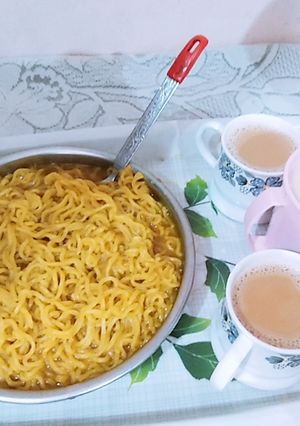 A picture of Masala maggi with ginger tea.