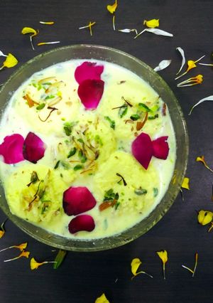 A picture of Kesar rasmalai 🥛🥛.