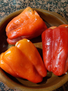 Una foto de Pimientos rojos rellenos de arroz