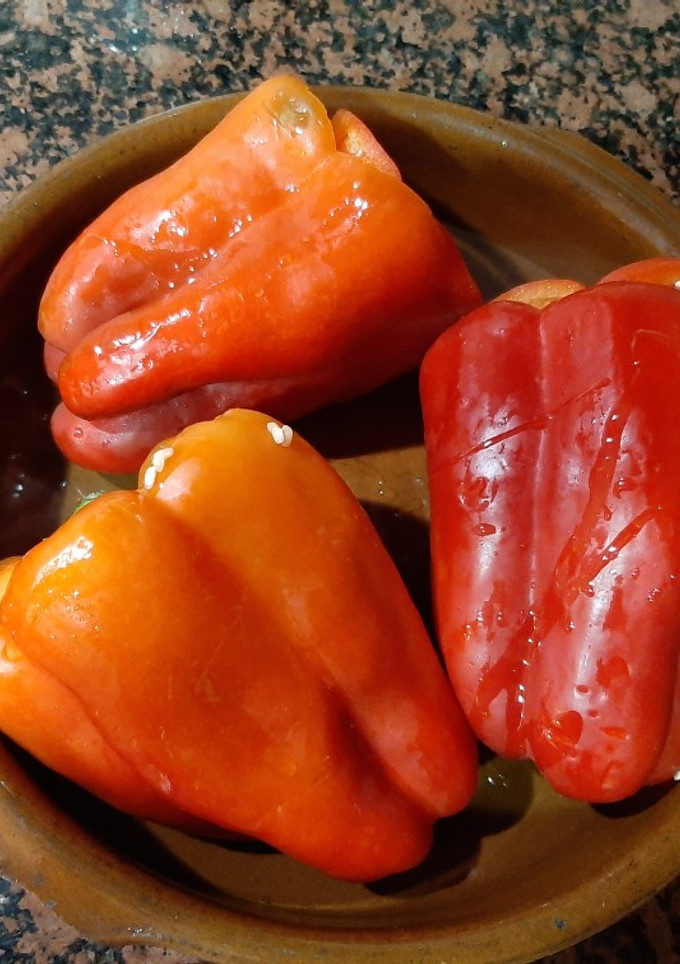Una foto de Pimientos rojos rellenos de arroz