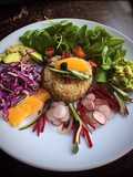 Ensalada de quinoa con naranja y guacamole