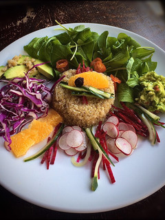 Una foto de Ensalada de quinoa con naranja y guacamole