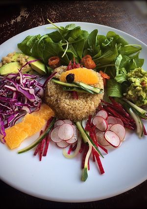 Una foto de Ensalada de quinoa con naranja y guacamole