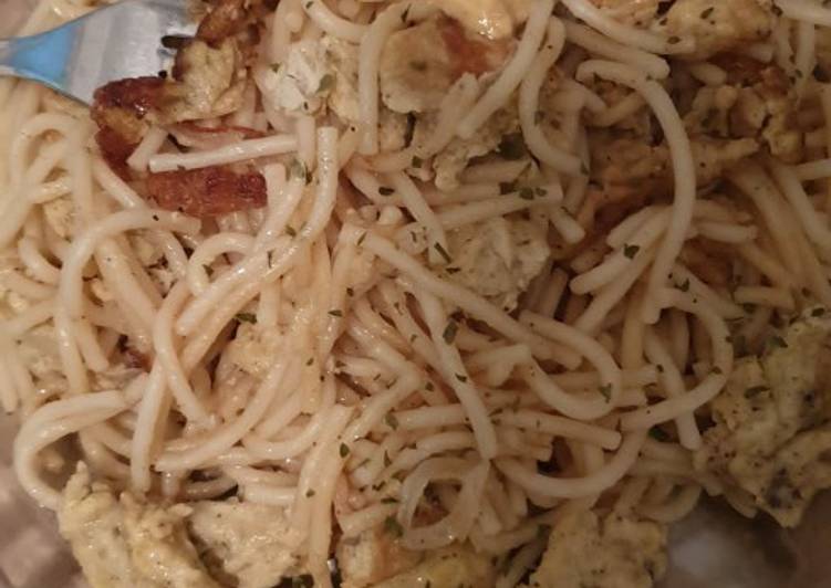 Huevos revueltos con espaguetis