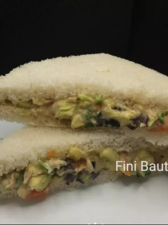 Una foto de Sándwich rellenos de atún y aguacate