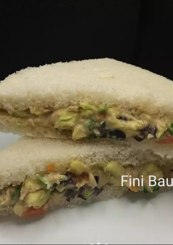 Una foto de Sándwich rellenos de atún y aguacate