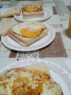 Una foto de Sanwiches de jamón cocido y huevo