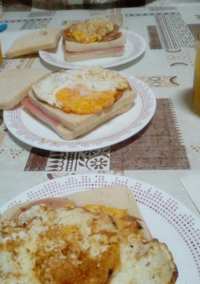 Una foto de Sanwiches de jamón cocido y huevo