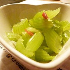 A picture of Very easy celery pickles in 20 minutes.