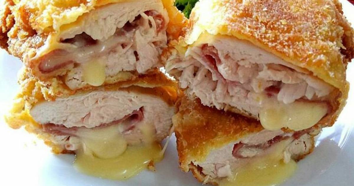 Кордон блю - панированный в сухарях шницель из курицы, начинённый сыром и ветчин
