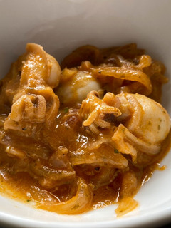 Una foto de Chipirones / sepia encebollada (picante)
