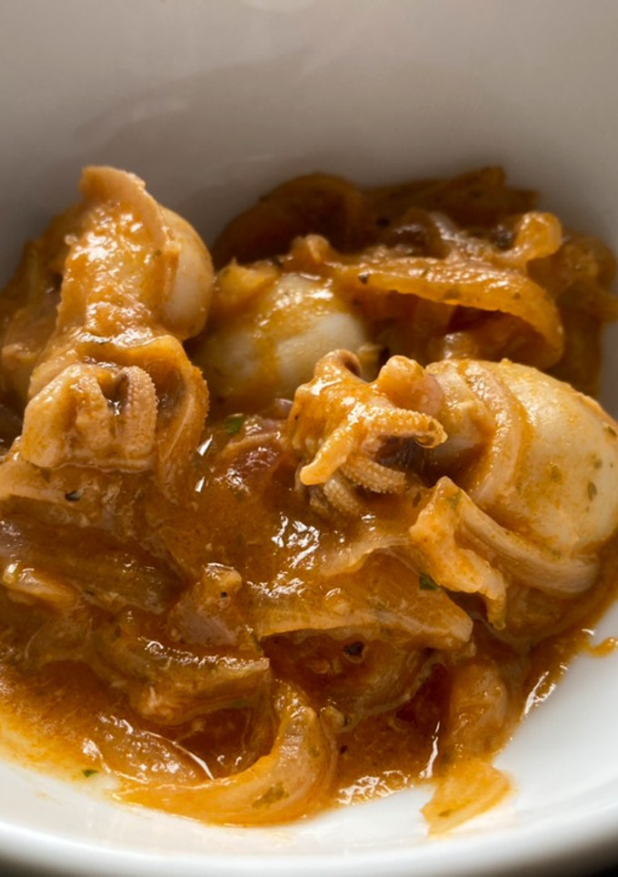 Una foto de Chipirones / sepia encebollada (picante)