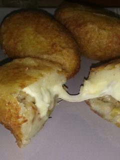 Una foto de Papas rellenas con berenjena y queso