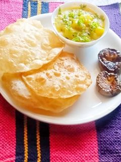 লুচি,বেগুনভাজা আর নিরামিষ তরকারি(Luchi, Begunbhaja Ar Niramish Tarkari recipe in Bengali) রেসিপির প্রধান ছবি