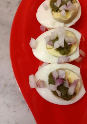 A picture of Boiled eggs with Chutney and onion.